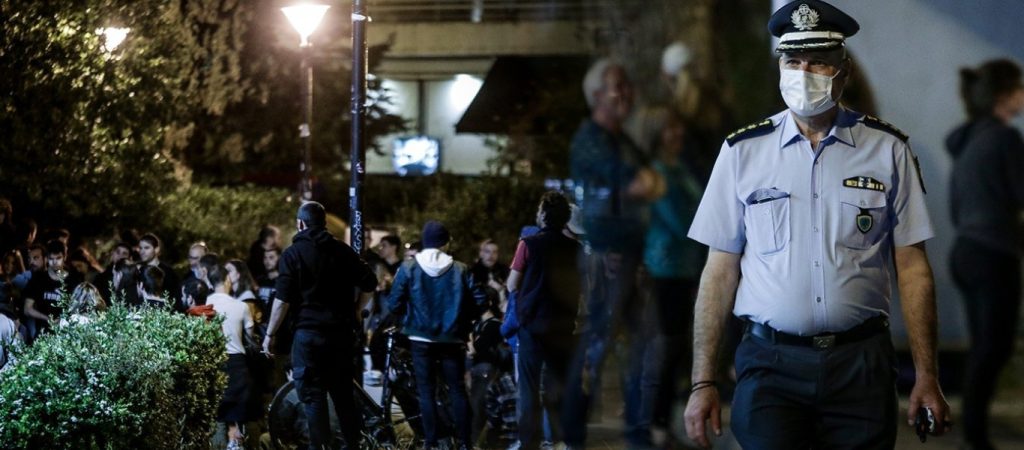 ΕΛΛΑΣ: Εντοπίστηκαν 11 παραβάσεις σε 447 ελέγχους σε πλατείες το βράδυ του Σαββάτου