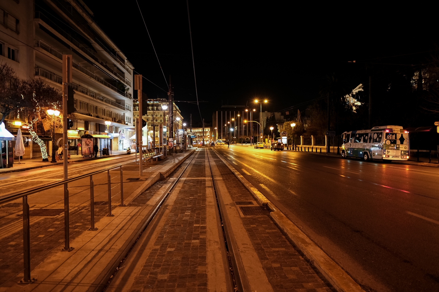 Η νυχτερινή άδεια Αθήνα μετά το άτυπο lockdown – Έκλεισαν περίπτερα, κάβες, μίνι μάρκετ και σε… αναμονή η κυβέρνηση