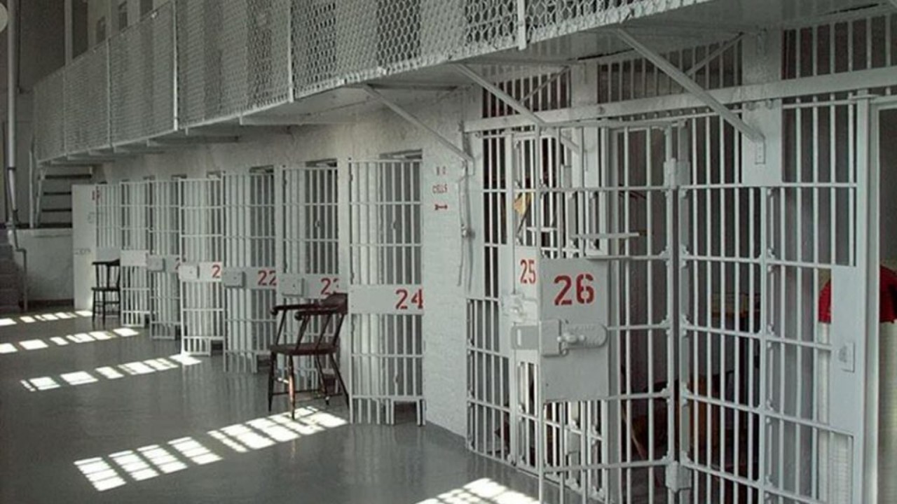 Φυλακές Δομοκού: Βρέθηκαν κινητά τηλέφωνα, αυτοσχέδιο όπλο και ναρκωτικά σε έφοδο της ΕΛΑΣ (φωτο)