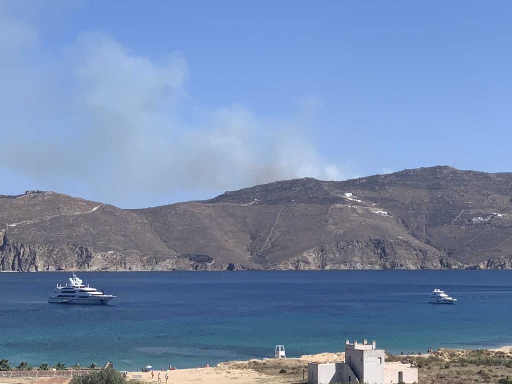 Φωτιά ξέσπασε στη Μύκονο – Επιχειρούν 6 πυροσβέστες (φώτο)