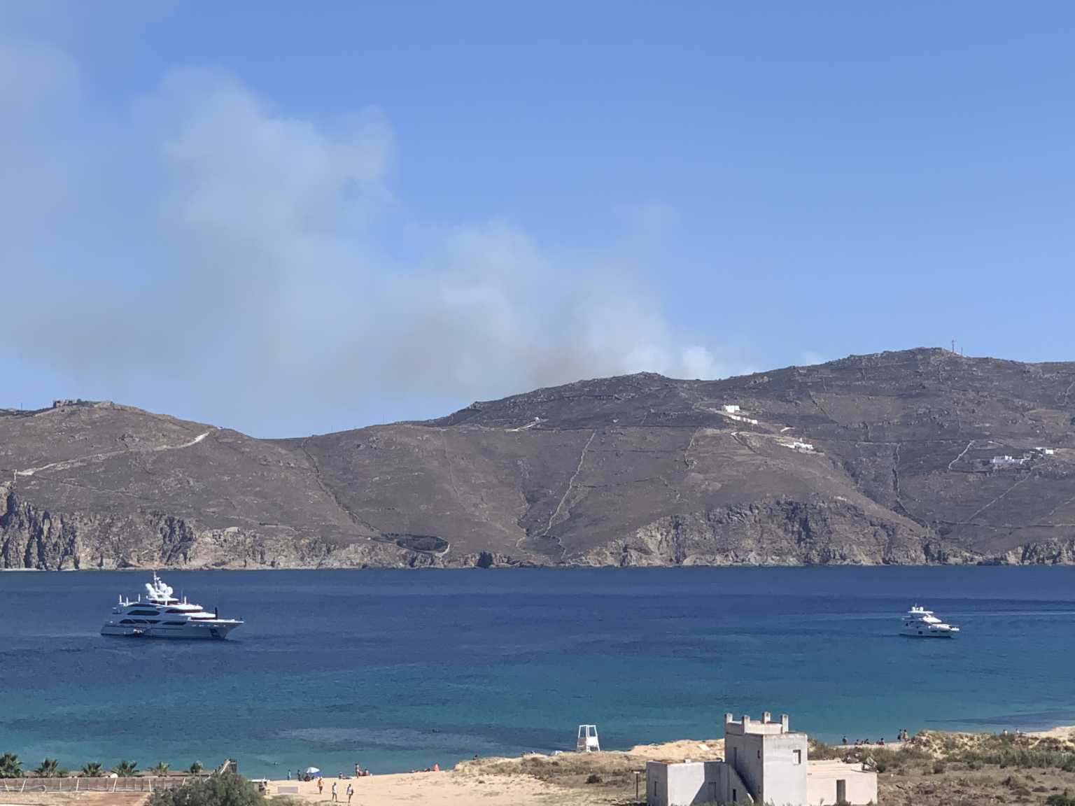 Φωτιά ξέσπασε στη Μύκονο – Επιχειρούν 6 πυροσβέστες (φώτο)