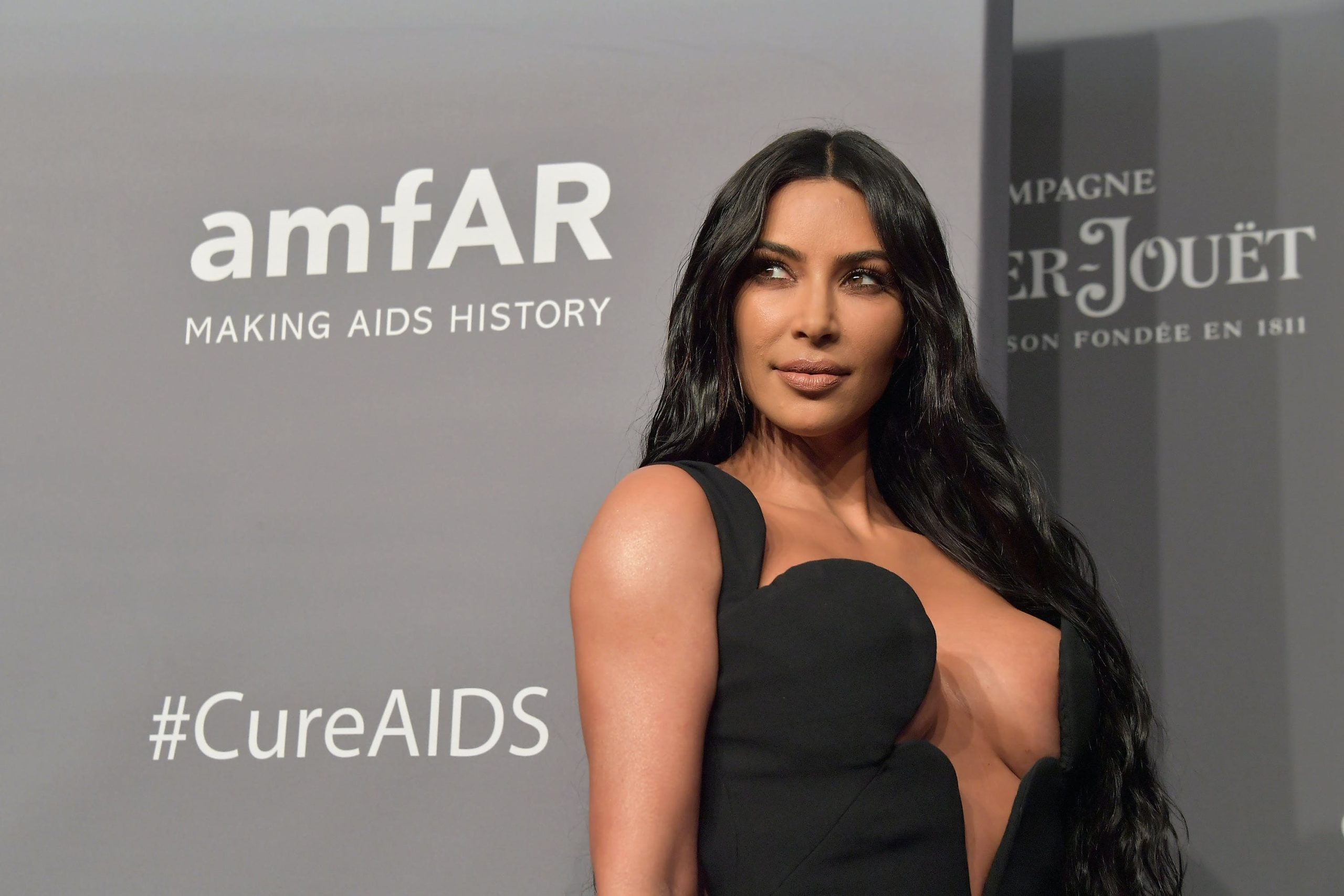 Kim Kardashian: Η φωτογραφία που δημοσίευσε «προδίδει» όλες τις πλαστικές της οικογένειας (φωτο)