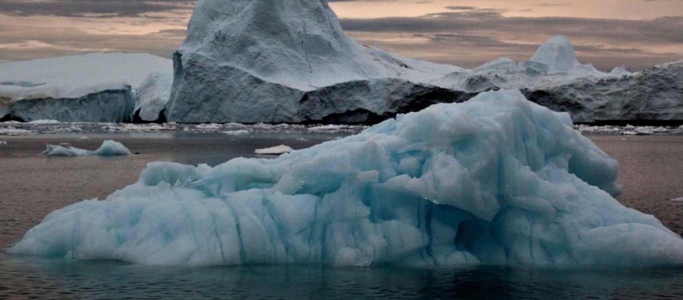 Αρκτικός Ωκεανός: Παγόβουνο αναποδογύρισε με δύο εξερευνητές επάνω του (βίντεο)