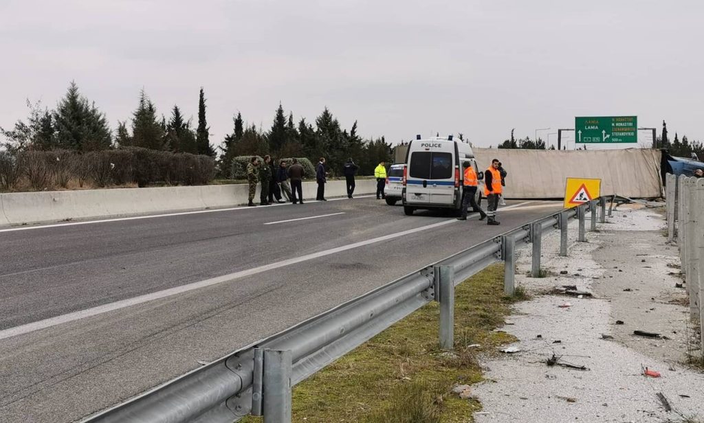 Λάρισα: Ανατράπηκε νταλίκα στην εθνική οδό – Τρεις τραυματίες