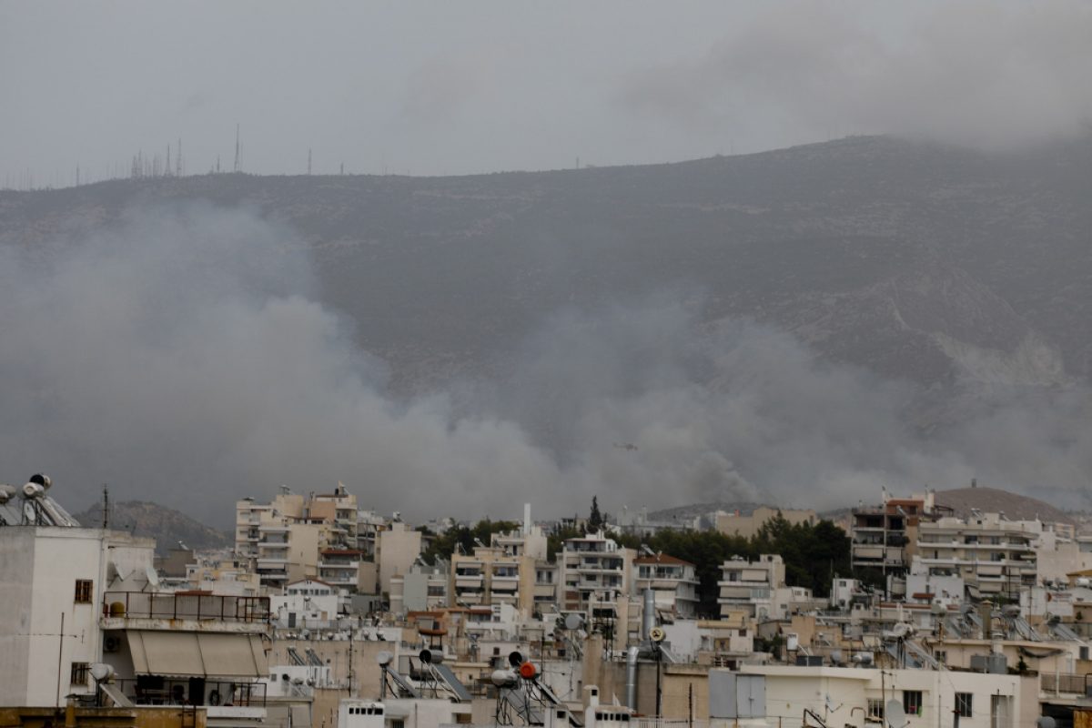 Κλιμάκιο του ΣΥΡΙΖΑ για αυτοψία στο σημείο της φωτιάς στο Βύρωνα