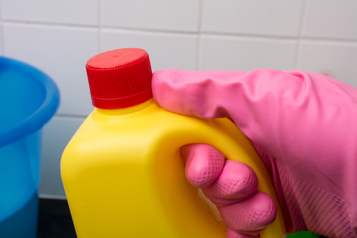 Χρησιμοποιείτε συχνά χλωρίνη στο καθάρισμα; – Αυτός είναι ο σοβαρός κίνδυνος υγείας που «παραμονεύει»