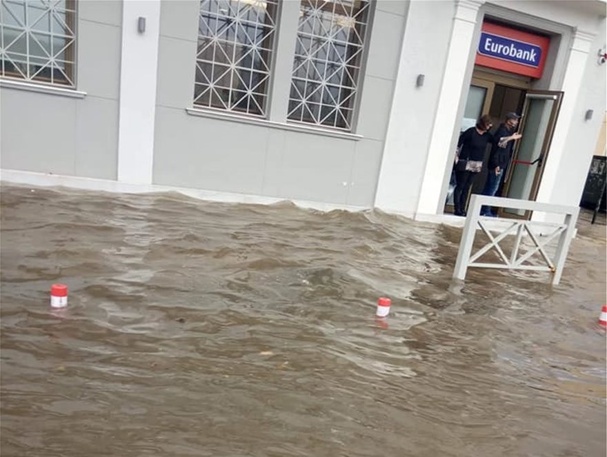 Πλημμύρισε η παραλιακή του Αργοστολίου στην Κεφαλονιά (φώτο)