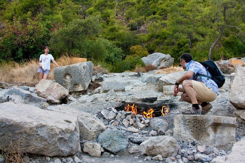 Εντυπωσιακό φαινόμενο: Tα παράξενα φλεγόμενα βράχια και ο μύθος που τα συνοδεύει (φωτο)