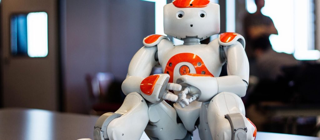 NAO: Στην Ελλάδα το ανθρωποειδές ρομπότ που προσφέρει στην εκπαίδευση (βίντεο)