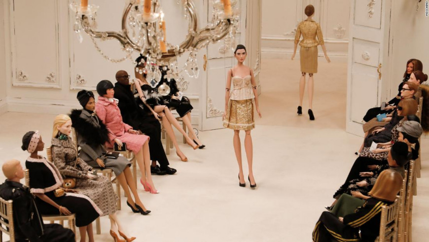 Oίκος Moschino: Παρουσίασε τη νέα κολεξιόν σε πασαρέλα με… μαριονέτες (φωτό)