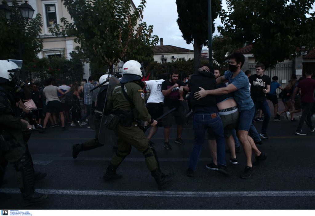 Ένταση έξω από την αμερικανική πρεσβεία: «Ανεπιθύμητος ο Πομπέο» φωνάζουν οι διαδηλωτές – Έκαψαν σημαία των ΗΠΑ (βίντεο)