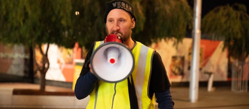 Μία «ανάσα» από την σύρραξη χορτοφάγοι και κρεατοφάγοι έξω από εστιατόριο (βίντεο)