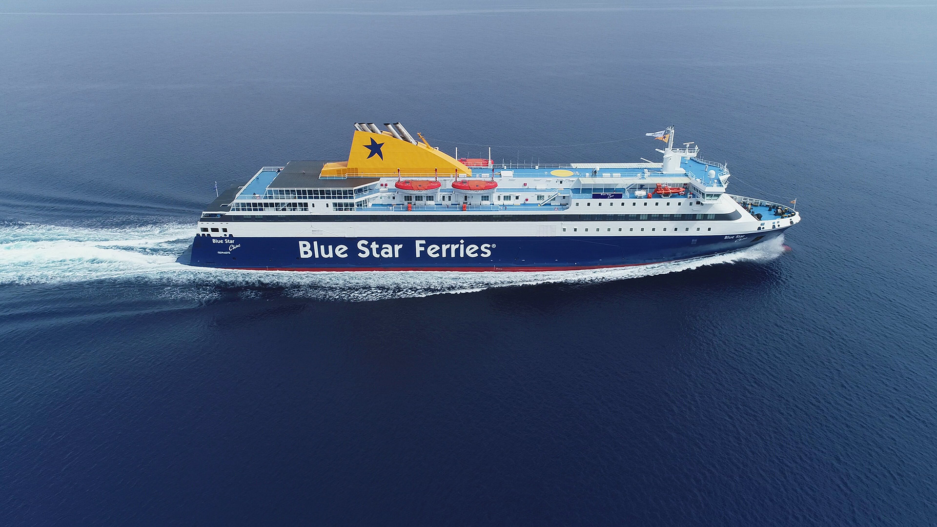 Στο Λαύριο το «Blue Star Chios»: Μεταφέρει αλλοδαπούς από έξι νησιά του Αν. Αιγαίου