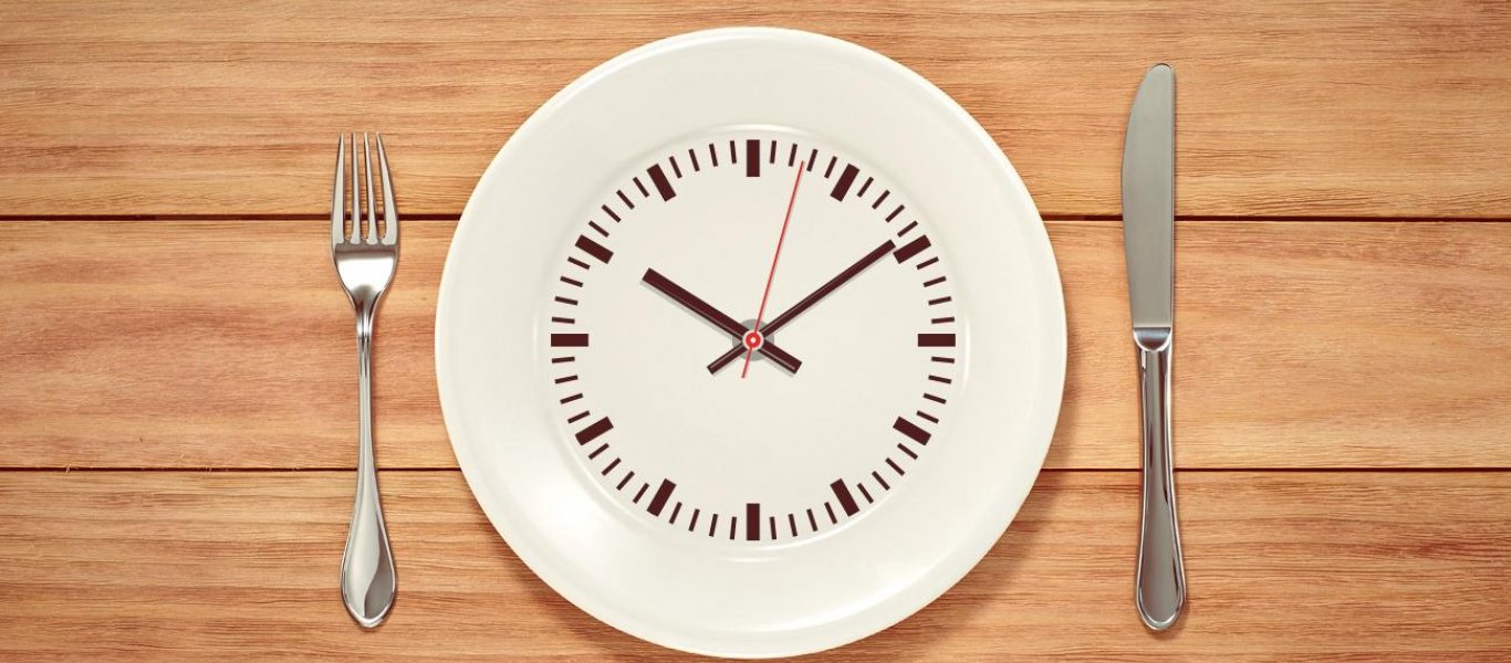 Διαλείπουσα νηστεία: Τι είναι και πως θα σας βοηθήσει να μειώσετε τις θερμίδες και να χάσετε βάρος