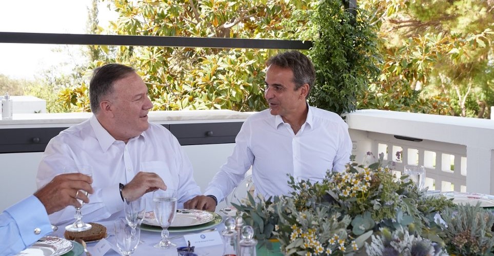 Κ.Μητσοτάκης – Μ.Πομπέο: Γεύμα εργασίας στο πατρικό σπίτι του πρωθυπουργού στα Χανιά (φωτό)