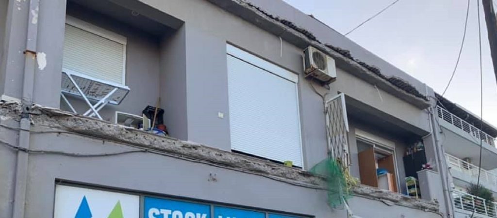 Ρέθυμνο: Παραλίγο να πέσει μπαλκόνι στο κεφάλι τους – Κατέρρευσε ξαφνικά (φώτο)