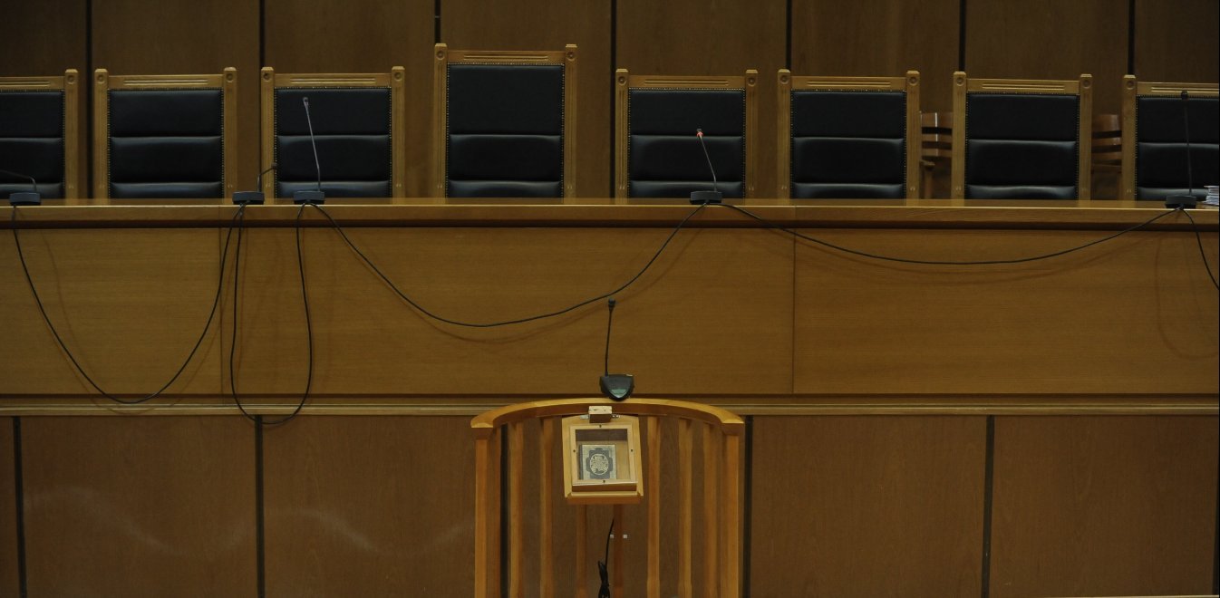 Ηράκλειο: Στο εδώλιο ξανά η 27χρονη τοξικομανής που είχε σκοτώσει τον 35χρονο γείτονά της (φώτο)