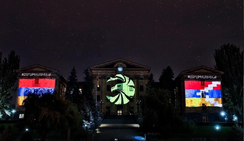 Το κοινοβούλιο της Αρμενίας φωτίστηκε με την αρμένικη σημαία (φώτο)