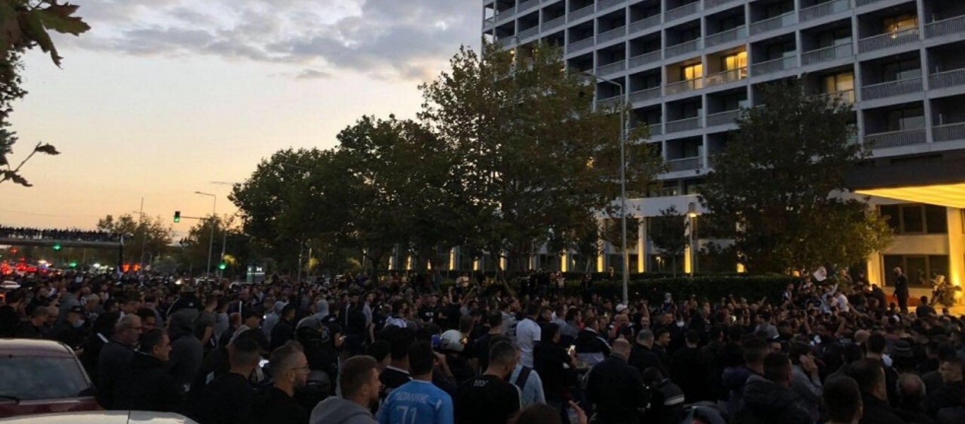 Χαμός έξω από το Μακεδονία Παλλάς – Χιλιάδες οπαδοί του ΠΑΟΚ συνόδευσαν την αποστολή στο γήπεδο (βίντεο)