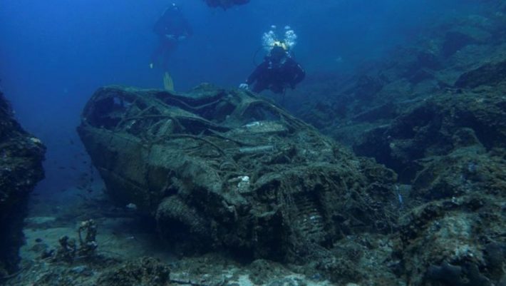 Στο βυθό της παρανομίας: Το μεγαλύτερο υποβρύχιο νεκροταφείο κλεμμένων αυτοκινήτων στην Ελλάδα (φώτο)