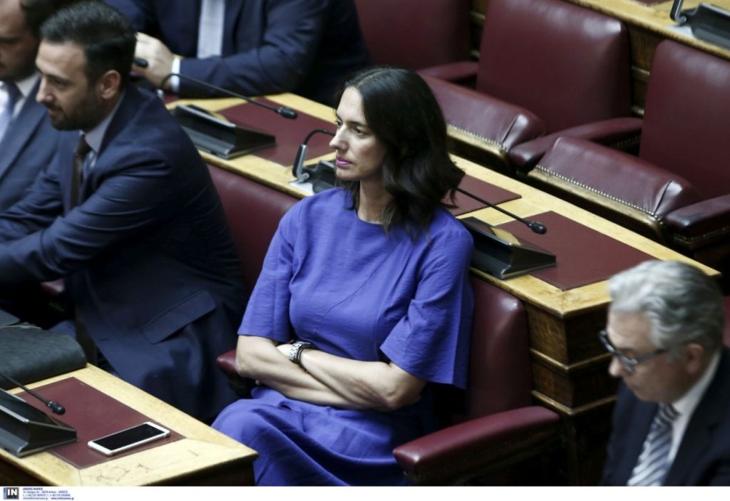 Η Νόνη Δούνια δείχνει τα σημάδια στο σώμα της από την επέμβαση καρδιάς (φωτο)