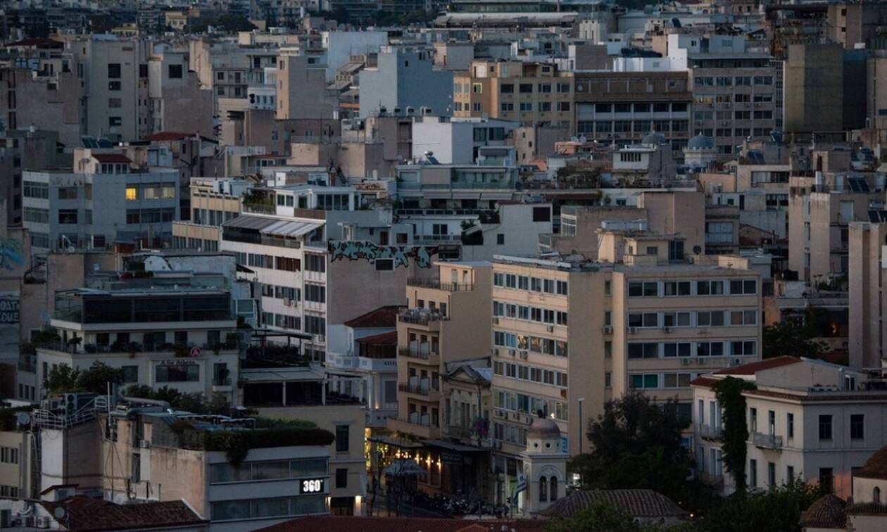Το «χάσανε»: Ένοικοι σε πολυκατοικία της Αθήνας βάλανε στις πόρτες πετσέτες… μην περάσει ο κορωνοϊός! (φωτό)