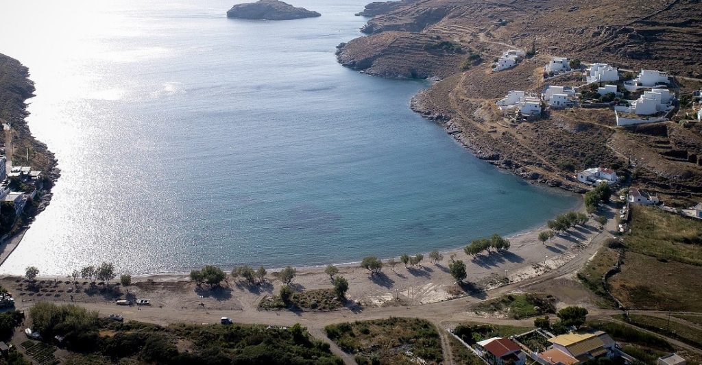 «Τελειώνουν» και την Κύθνο: Έκτακτα περιοριστικά μέτρα λόγω κορωνοϊού – Μάσκες και σε εξωτερικούς χώρους