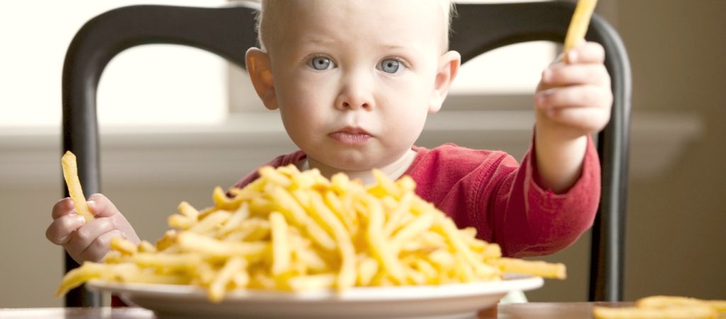 Αυτά τα 6 σημάδια θα σας δείξουν ότι το παιδί σας τρώει πολύ αλάτι