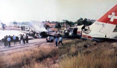 Έφτασε στο δρόμο στη Γλυφάδα: Η συντριβή του αεροπλάνου που έκρυβε στα «σπλάχνα» του το πιο επικίνδυνο φορτίο (φωτο)