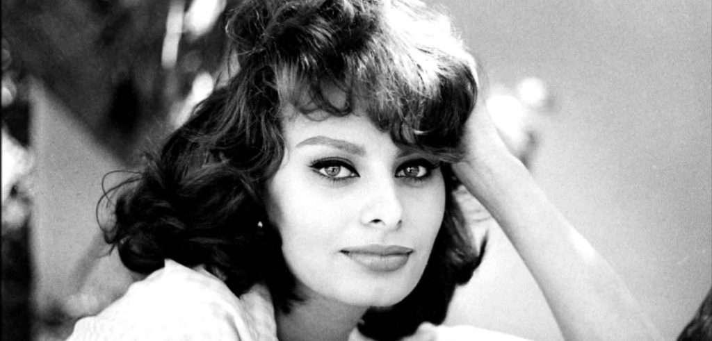 Σοφία Λόρεν: Σπάνια φωτογραφία την δείχνει να μαθαίνει παραδοσιακούς χορούς στην Ελλάδα