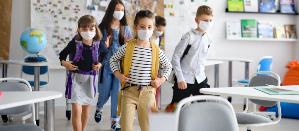 Κινδυνεύει να μην επιστρέψει στα σχολεία ο μισός μαθητικός πληθυσμός του πλανήτη