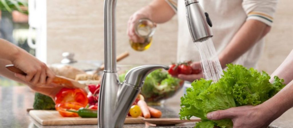 Δώστε προσοχή: Αυτές είναι οι τροφές που πρέπει να πλένετε πάντα και αυτές που δεν πρέπει να πλένετε ποτέ