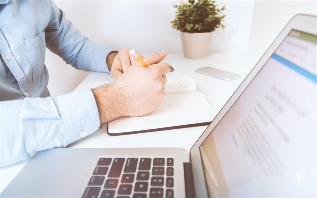 Παράταση των μέτρων της υποχρεωτικής τηλεργασίας και του κυλιόμενου ωραρίου στην Αττική