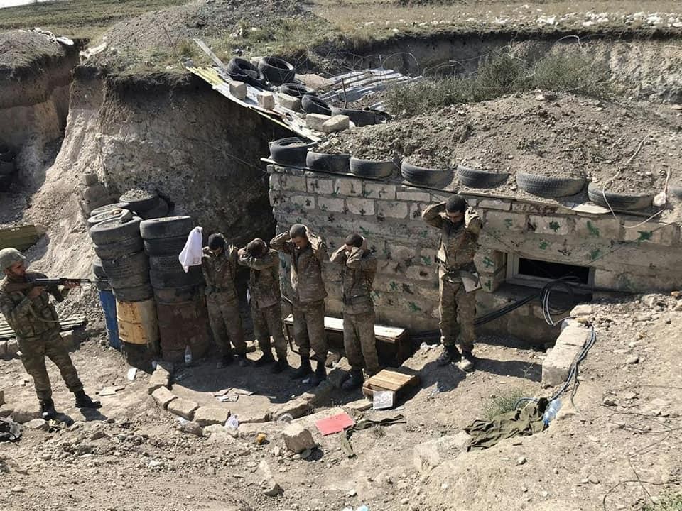 Ναγκόρνο_Καραμπάχ: Οι Αζέροι δείχνουν αιχμάλωτους Αρμένιους στρατιώτες