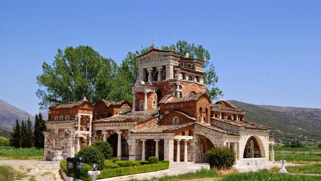 Η ελληνική εκκλησία που είναι μια από τις πιο παράξενες του κόσμου (βίντεο)