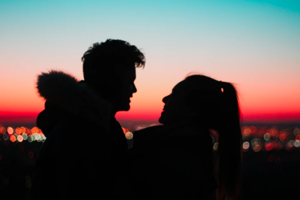 Πόσο χρόνο χρειάζονται οι άντρες για να ερωτευτούν και πόσο οι γυναίκες; – Έρευνα δίνει την απάντηση