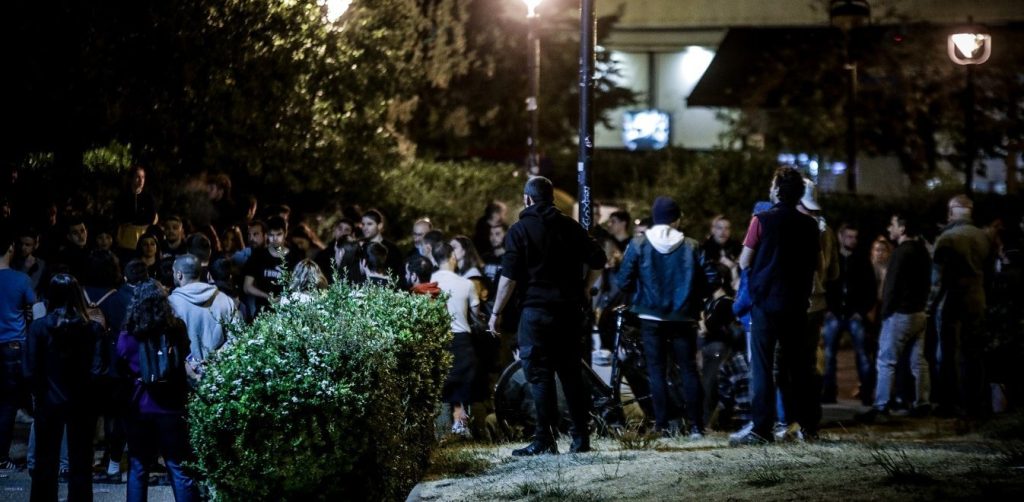 Ακόμα ένα βράδυ που η αστυνομία «κυνηγούσε» τον κόσμο από τις πλατείες