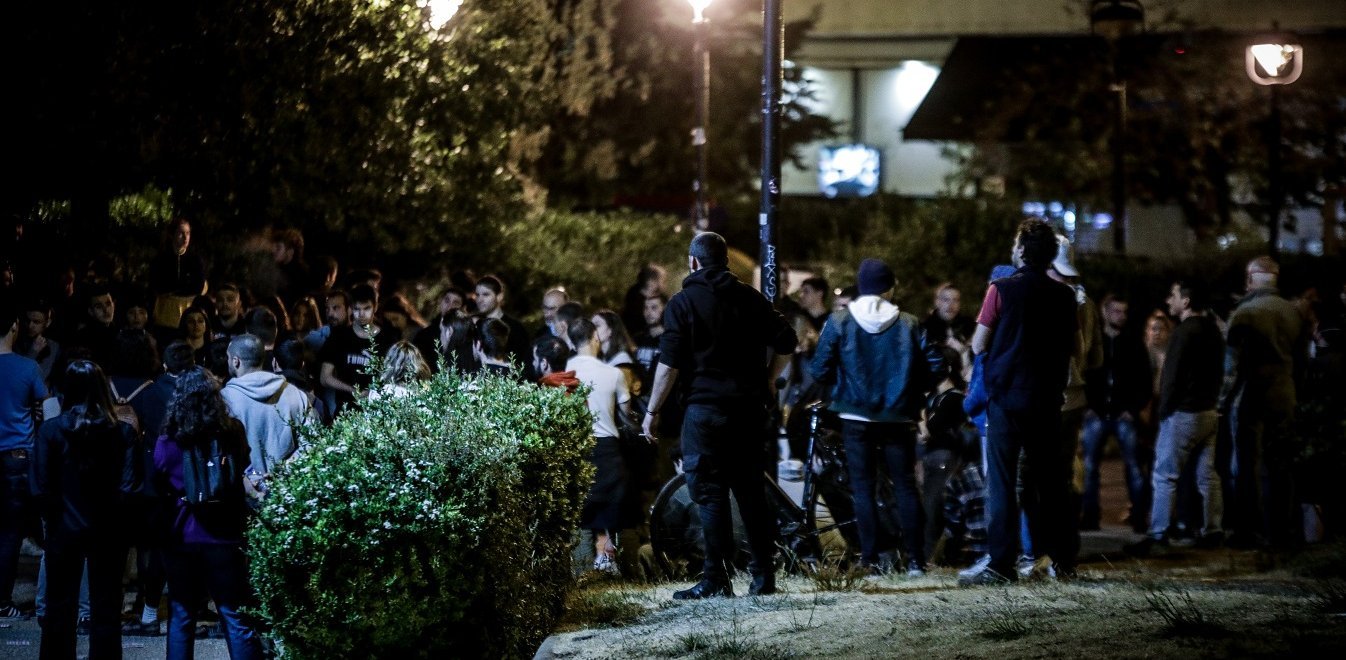 Ακόμα ένα βράδυ που η αστυνομία «κυνηγούσε» τον κόσμο από τις πλατείες
