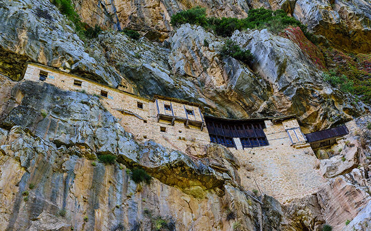 Μονή Κηπίνας: Το μοναστήρι που είναι σφηνωμένο μέσα στο βράχο
