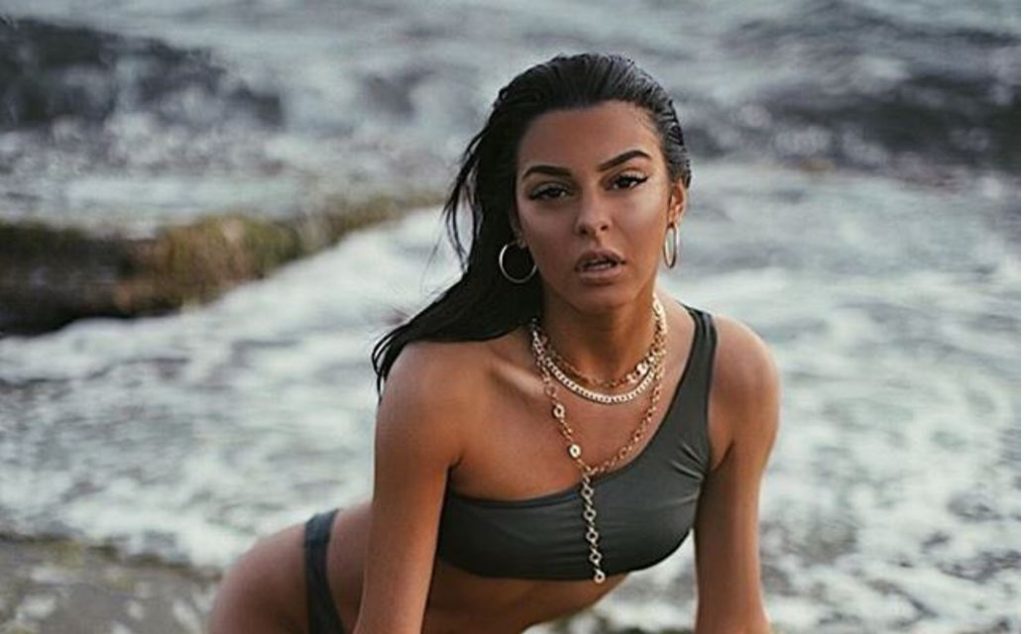 Σοφιάνα Σπίνουλα: Ποζάρει γυμνή και μας «κόβει» την ανάσα (φώτο)