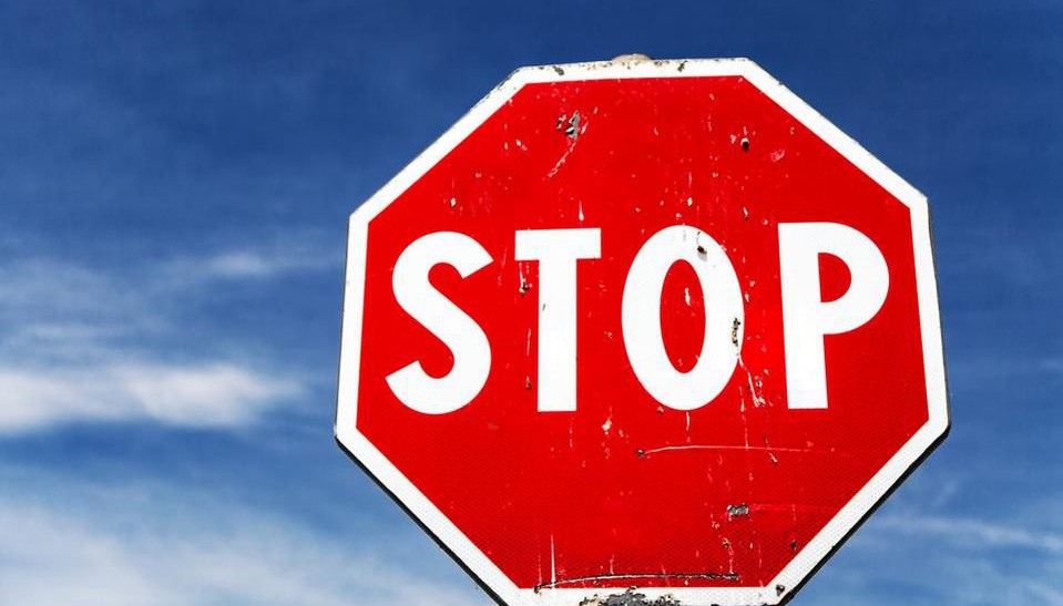 Χανιά: Aγοράκι με πατίνι περνάει «σφαίρα» από «STOP» χωρίς να κοιτάξει (βίντεο)