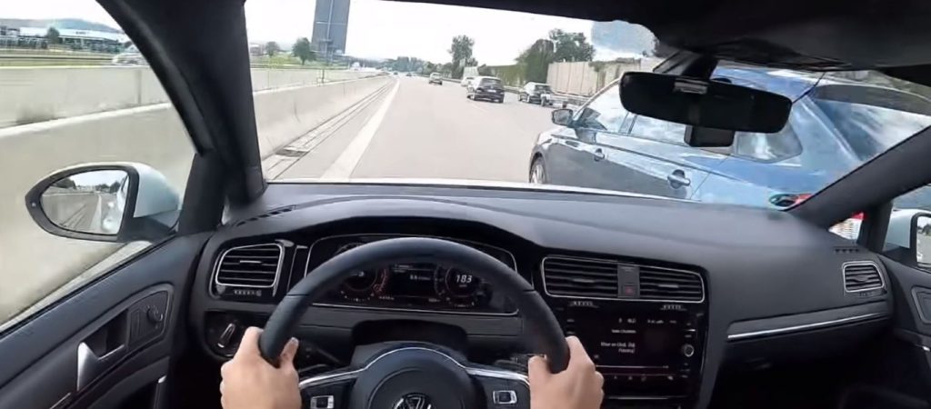 Οδηγός Volkswagen Golf GTI τρακάρει με 240 χλμ/ώρα – Δείτε τι συνέβη (βίντεο)