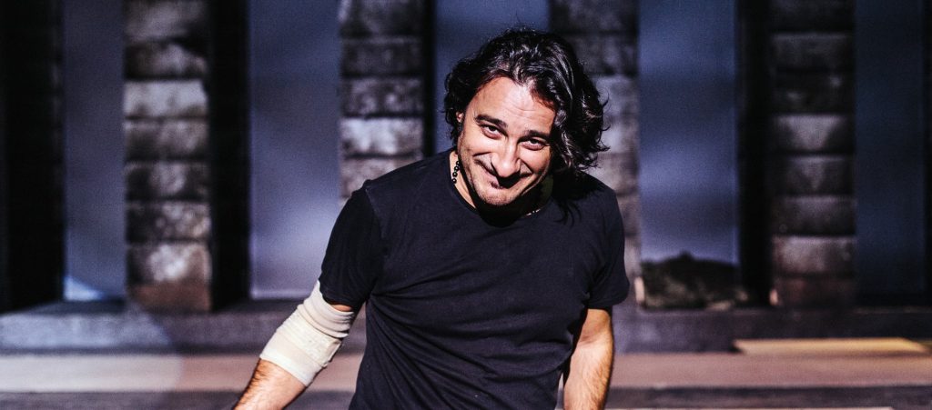 Bασίλης Χαραλαμπόπουλος: Έκλεισε τα 50 αλλά δεν μπορούσε να σβήσει τα κεράκια λόγω… μάσκας (βίντεο)