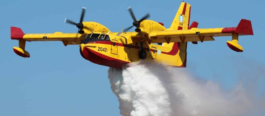 Αλεξανδρούπολη: Καναντέρ σφήνωσε ανάμεσα σε δύο σταθμευμένα πολιτικά αεροσκάφη