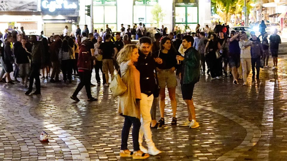 Το ηχητικό μήνυμα σε 4 γλώσσες των περιπολικών στα Εξάρχεια για τον συνωστισμό: «Φύγετε αλλιώς έχει πρόστιμο»