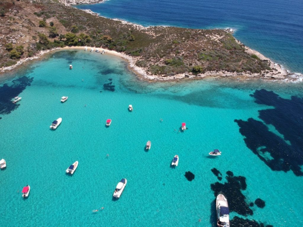 Το εξωτικό ελληνικό νησί που έχει ζεστά και ήρεμα νερά όλο το χρόνο (φωτο)