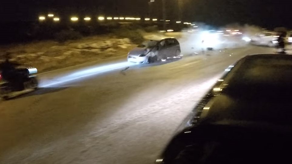 Σκηνές τρόμου στα Λιμανάκια Βουλιαγμένης με τροχαίο ατύχημα (βίντεο)