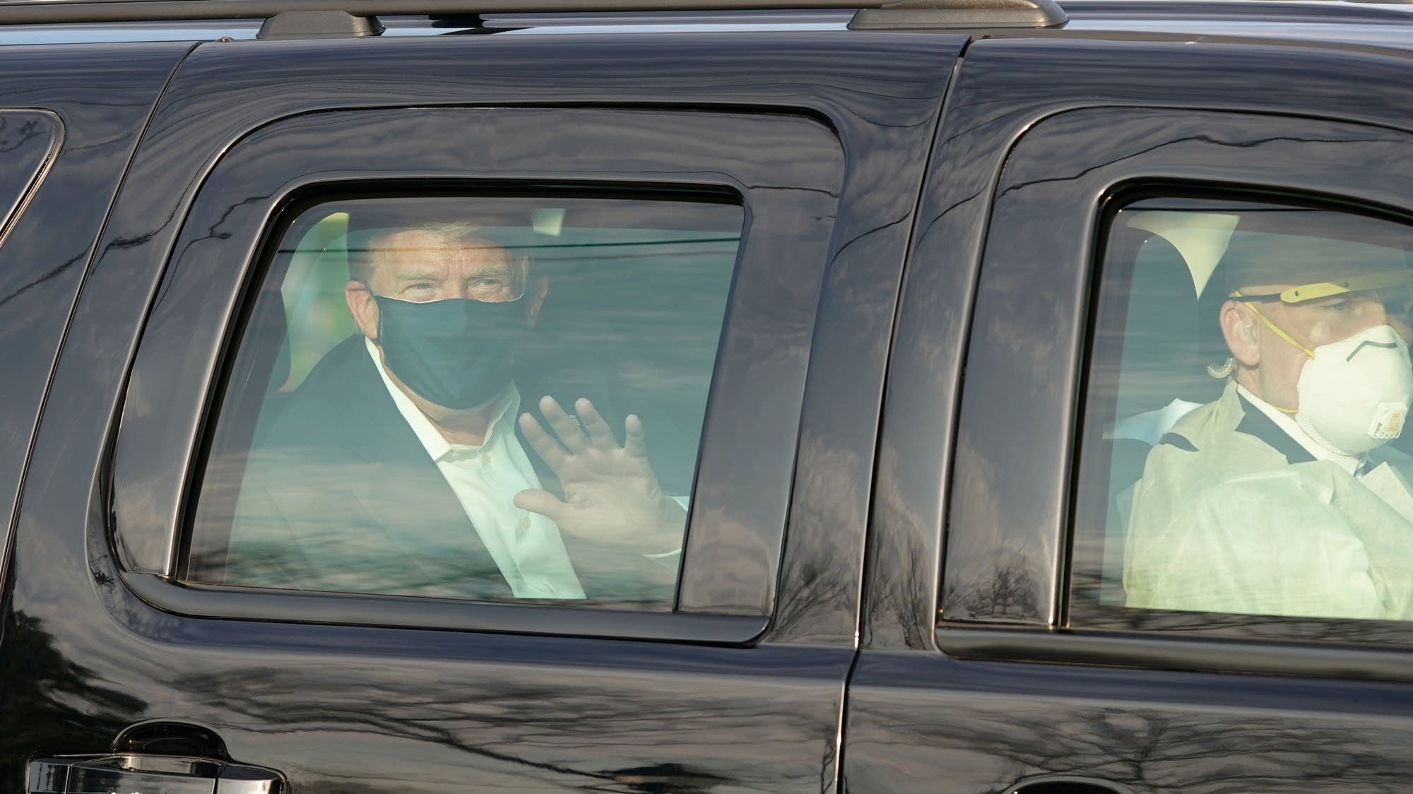 O N.Tραμπ ξεφτίλισε τα fake news CNN & Reuters βγήκε βόλτα με το αυτοκίνητο & μάλλον βγαίνει σήμερα από το νοσοκομείο