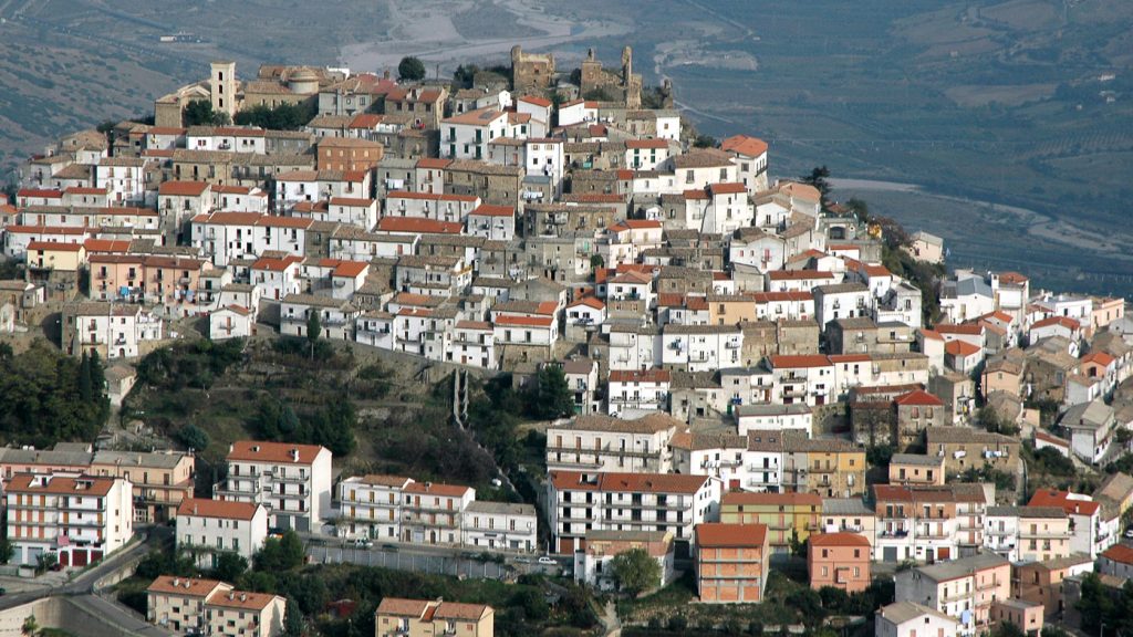 Colobraro: To «καταραμένο χωριό» της Ιταλίας – Δεν τολμούν να προφέρουν ούτε το όνομα του (φωτό)