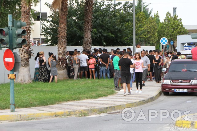 Καλαμάτα: Ρομά έχουν στήσει «μπλόκα» και οδοφράγματα σε δρόμους – Κρατάνε ξύλα και πέτρες (φώτο)